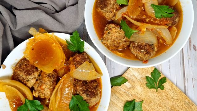 Bouillon nouilles chinoises et boulettes