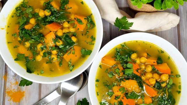 Soupe de potimarron, pois chiches et épinards