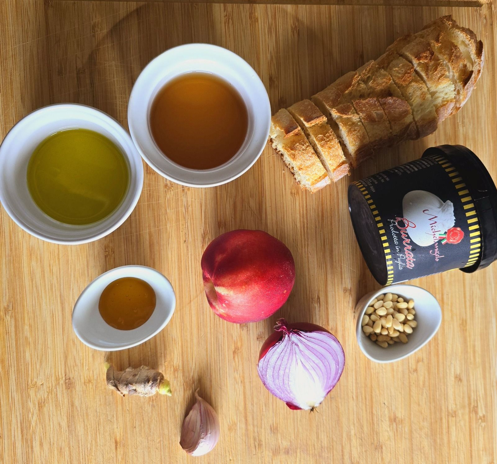 Crostinis au chutney de nectarine et burrata