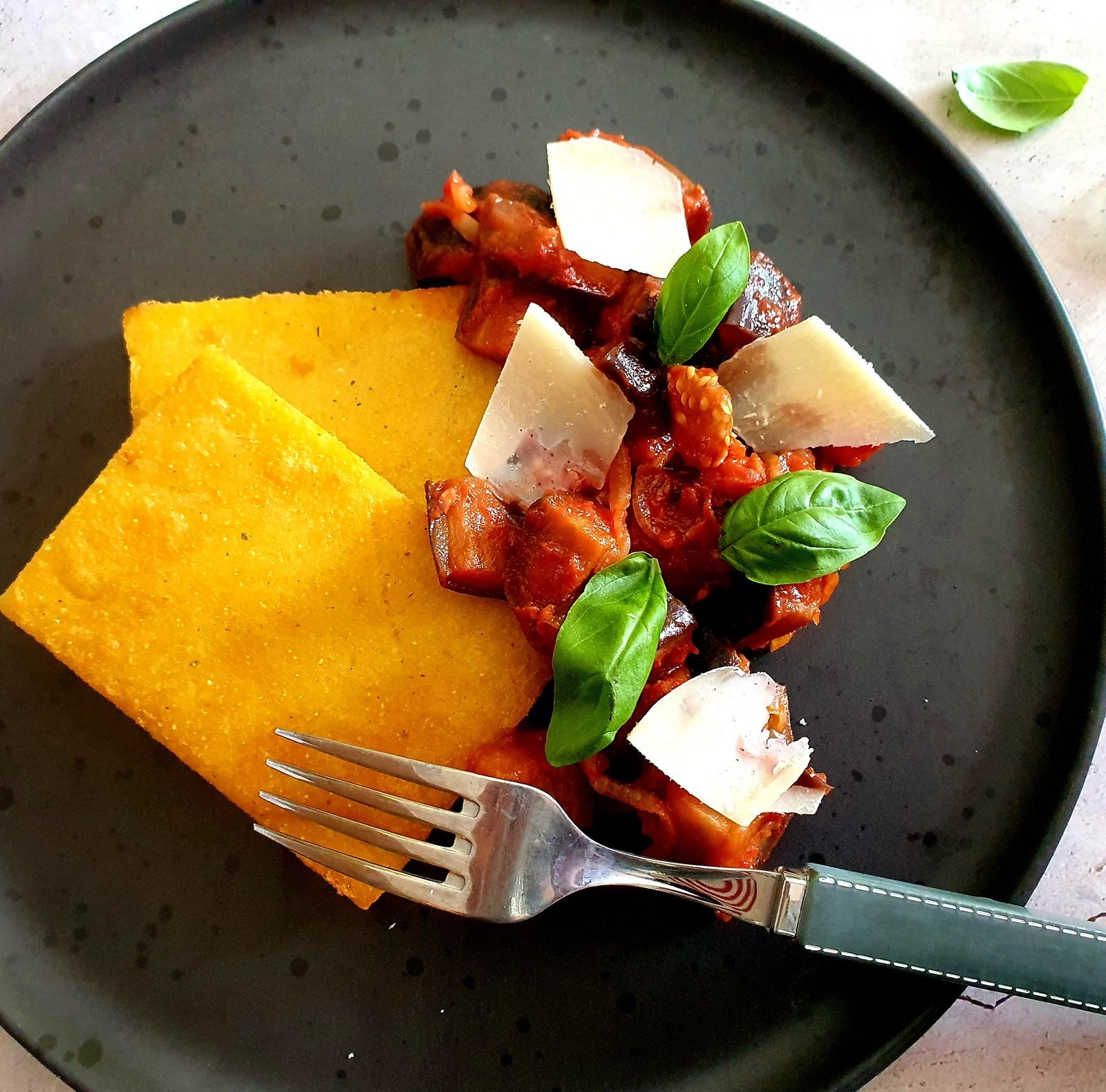 Polenta grillée et compotée d'aubergines