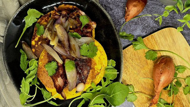 Pancakes de pois chiches, lard et échalotes confites