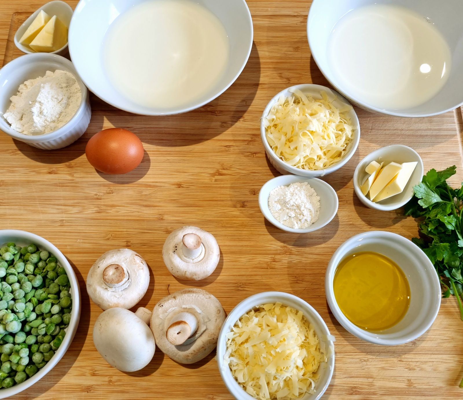 Crêpes fourrées aux petits pois et champignons