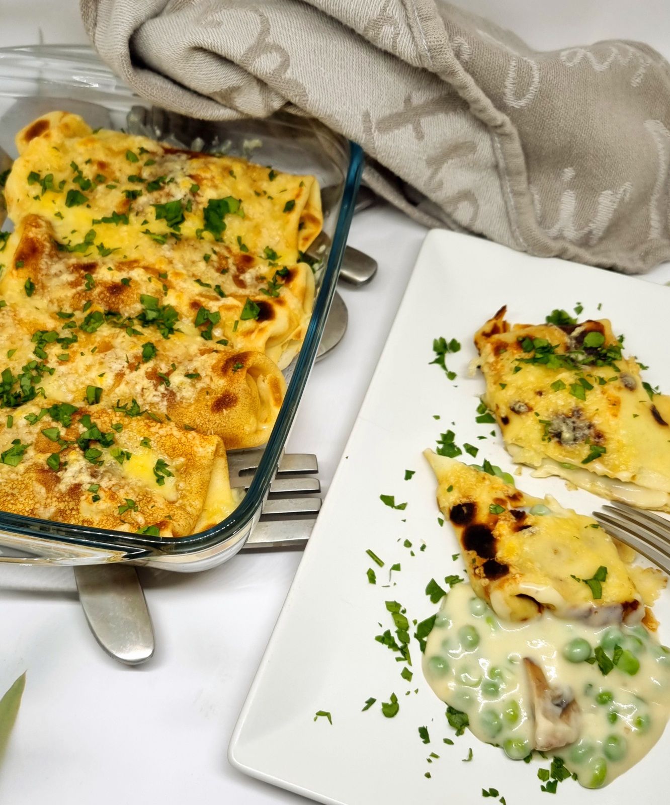 Crêpes fourrées aux petits pois et champignons