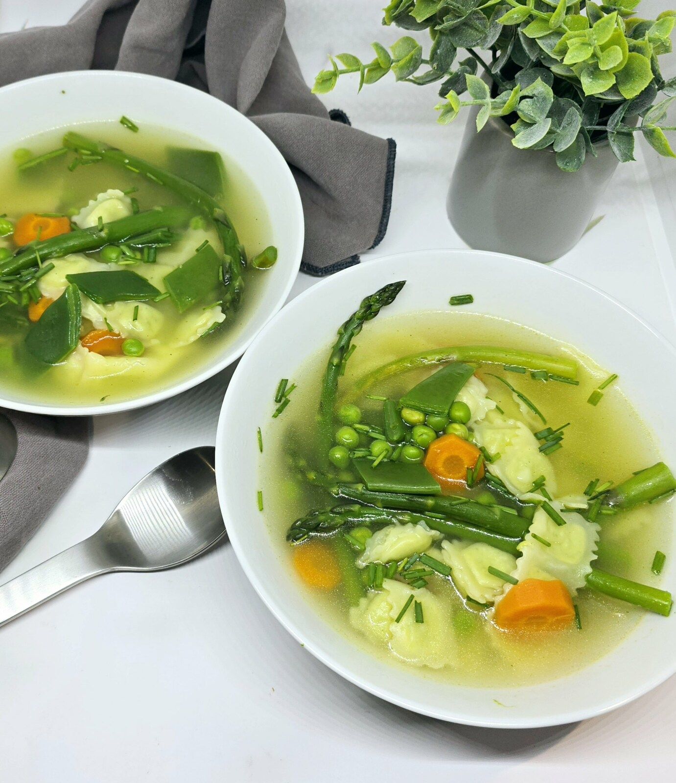 Bouillon express aux légumes et ravioles du Dauphiné