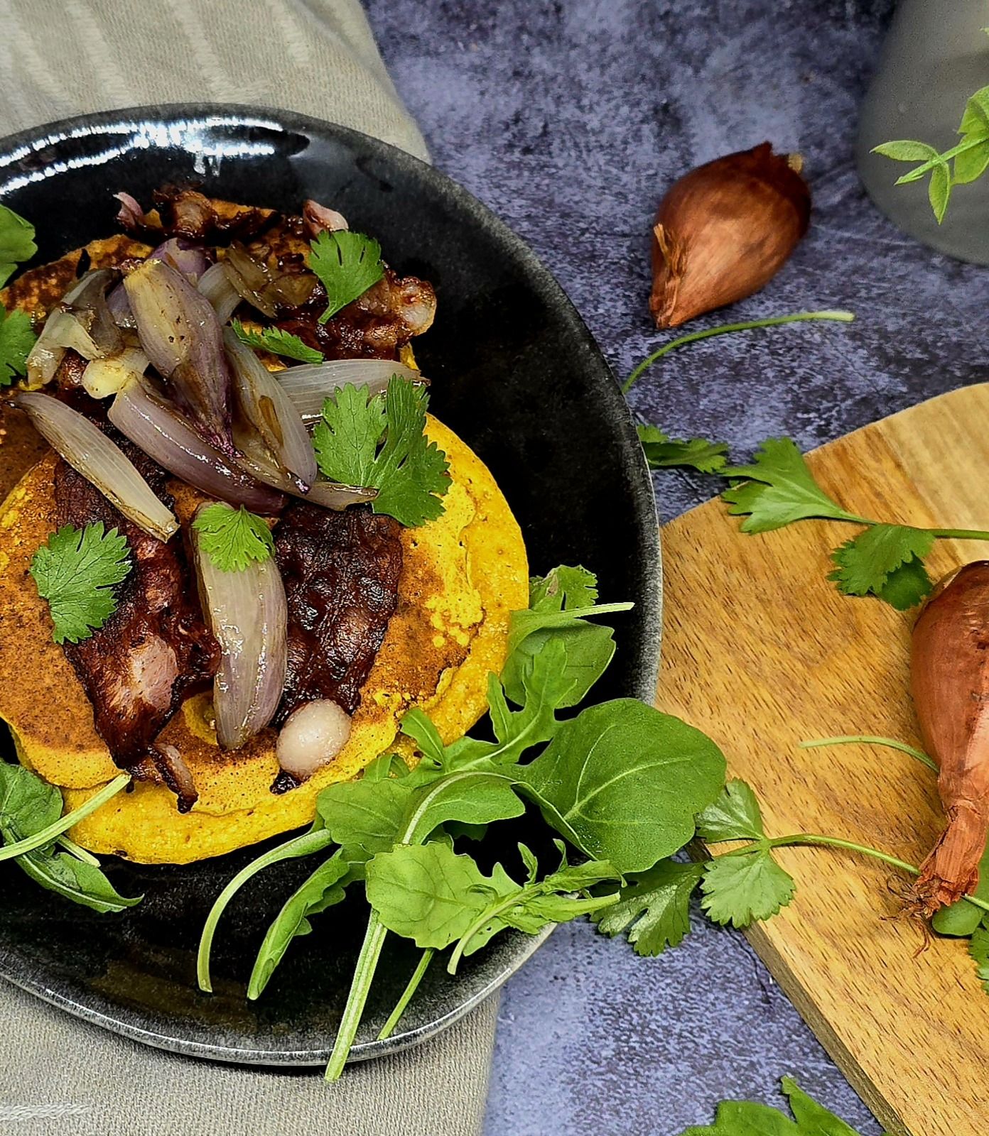 Pancakes de pois chiches, lard et échalotes confites