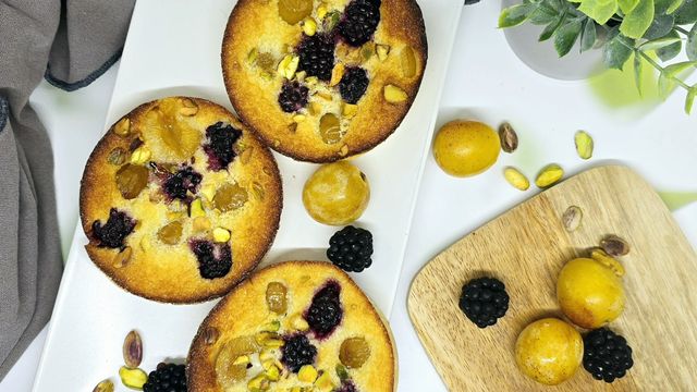 Clafoutis mirabelles, mûres et pistaches