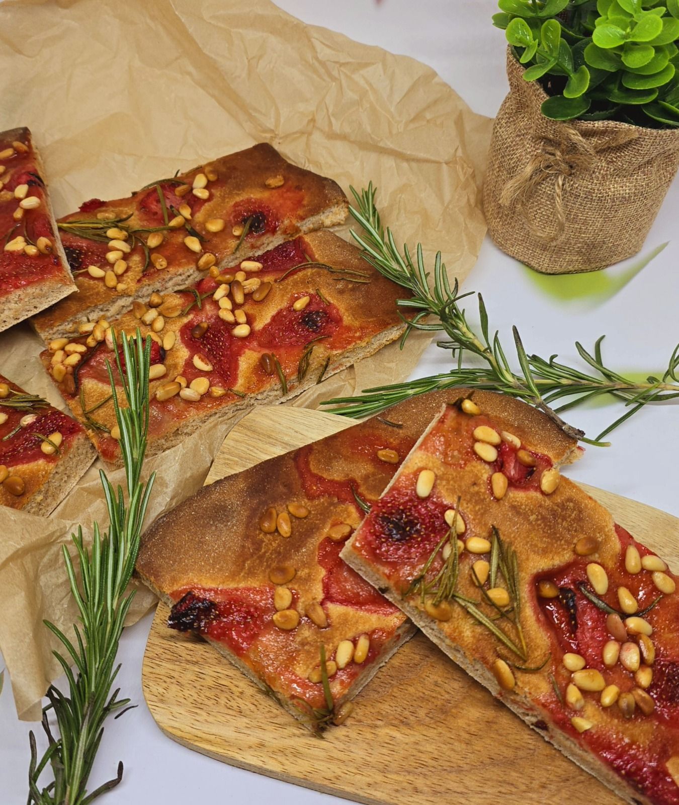 Focaccia aux fraises et romarin