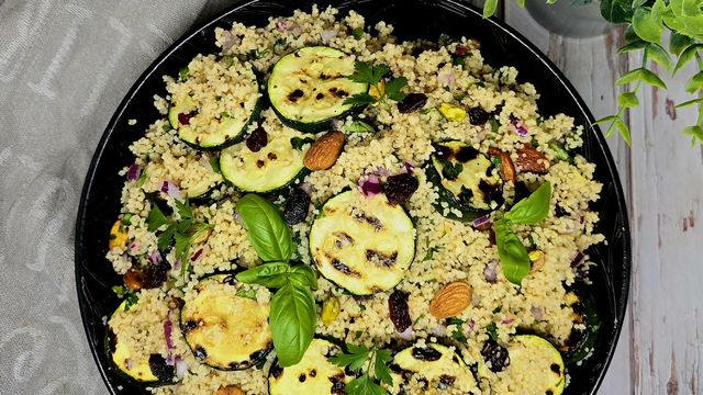 Salade de couscous aux courgettes grillées et fruits secs