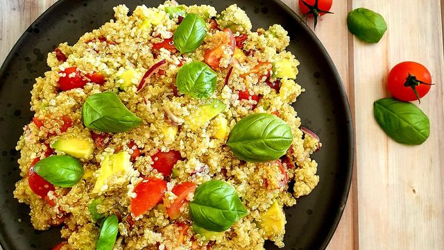 Quinoa aux deux tomates et avocat