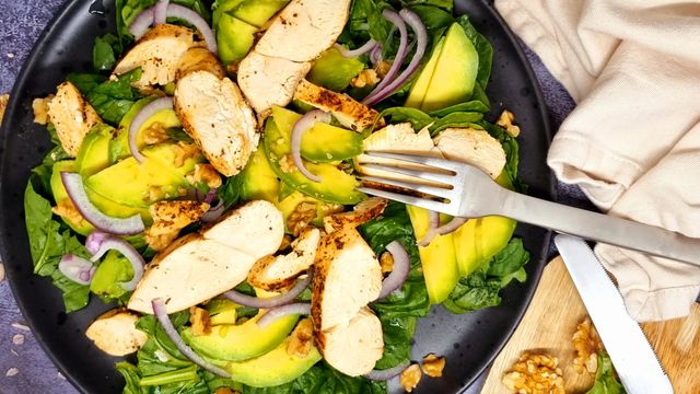 Salade poulet avocat et épinards