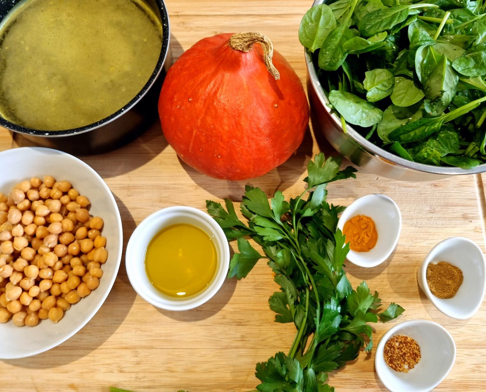 Soupe de potimarron, pois chiches et épinards