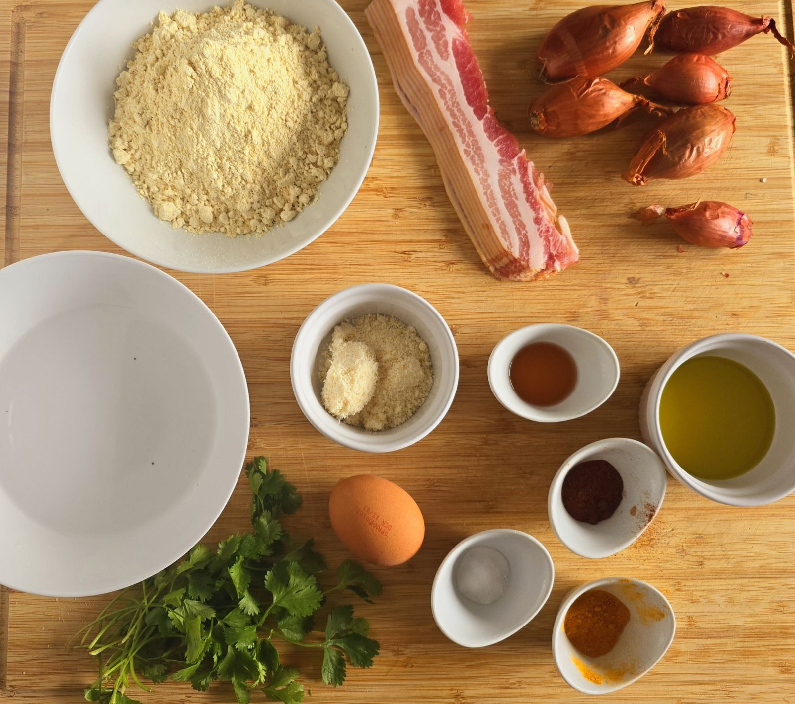 Pancakes de pois chiches, lard et échalotes confites