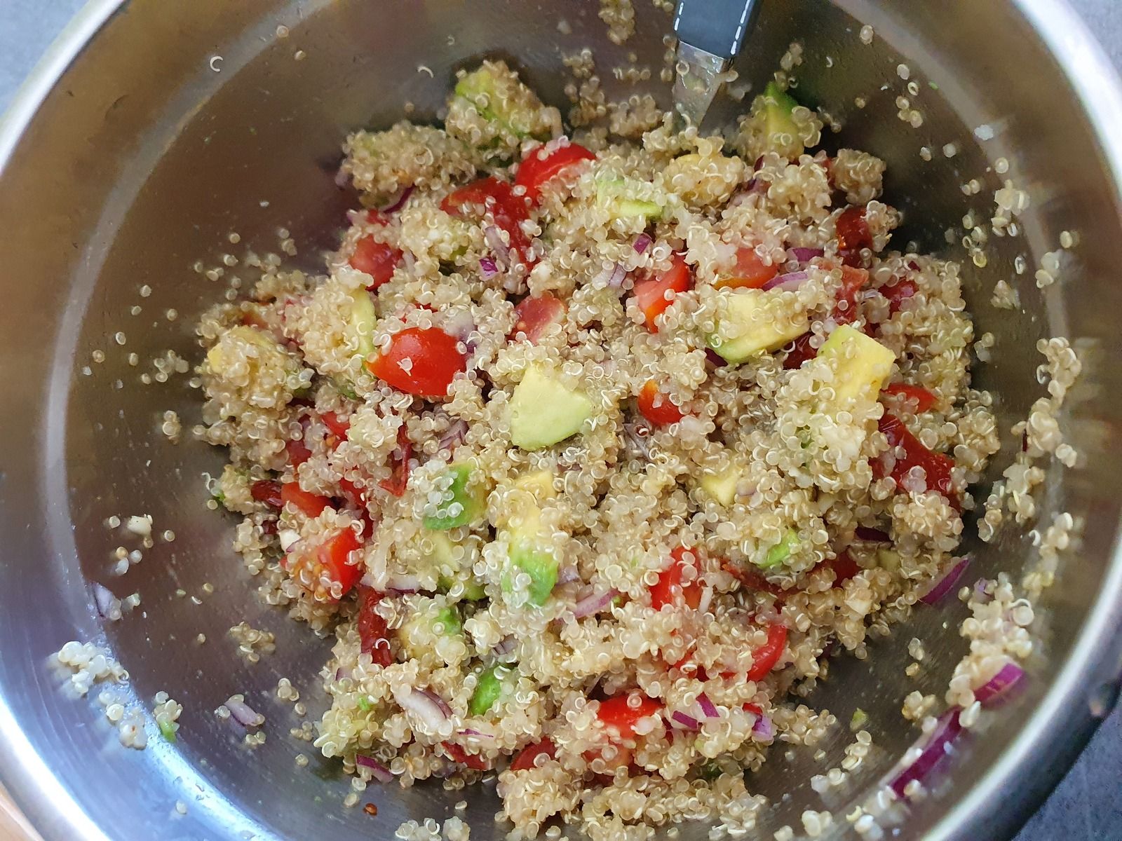 Quinoa aux deux tomates et avocat