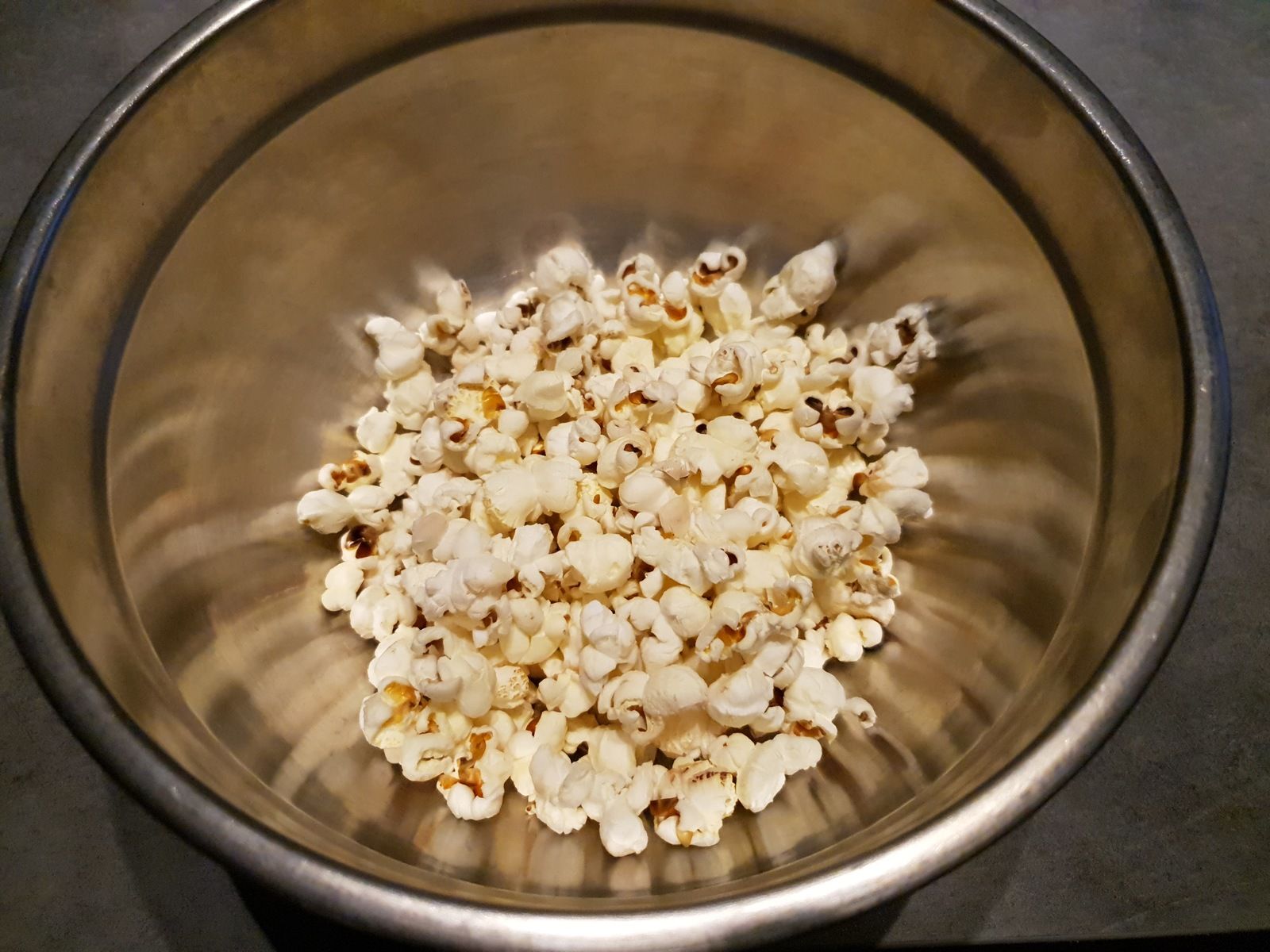 Velouté de chou-fleur, poitrine fumée et pop corn 