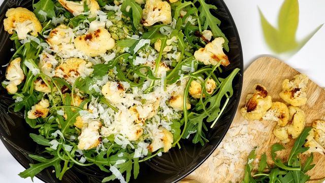 Salade chaude d'ébly au pesto de roquette et chou fleur rôti