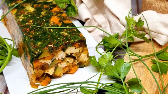 Terrine de poulet, légumes et herbes