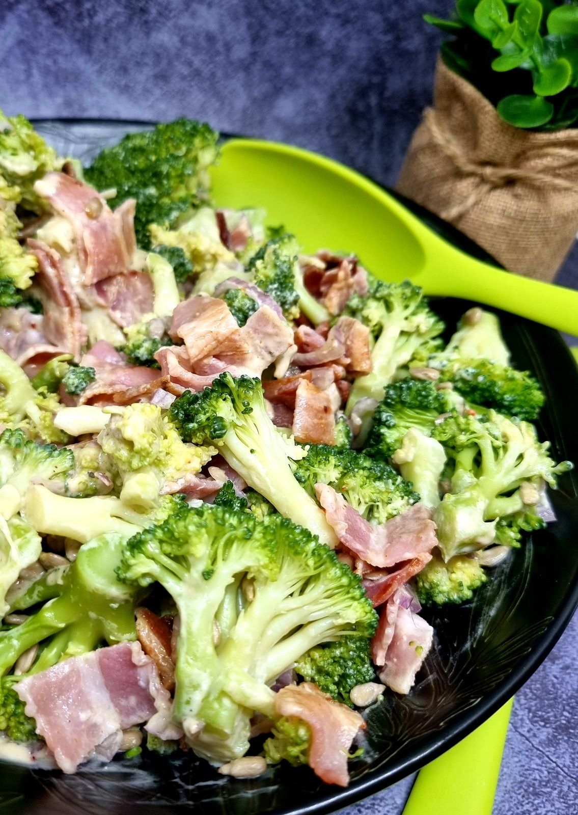 Salade de brocoli crémeuse à la poitrine fumée