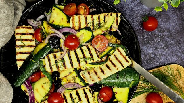Salade de courgettes et halloumi grillés