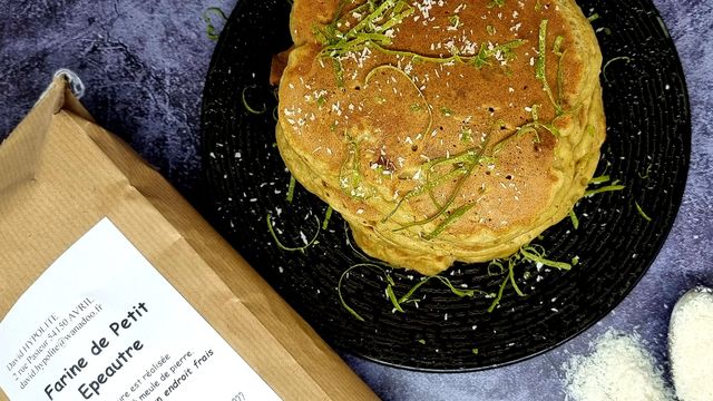 Pancakes de petit épeautre à la banane et coco