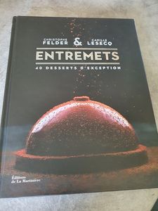 Entremet chocolat noir, citron vert, framboises