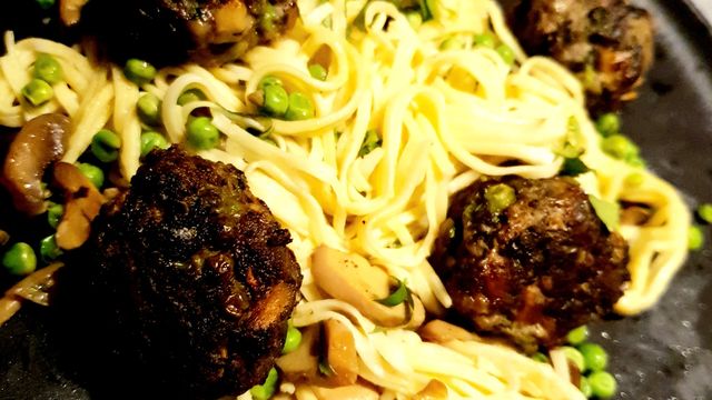 Boulettes de boeuf aux petits pois et champignons