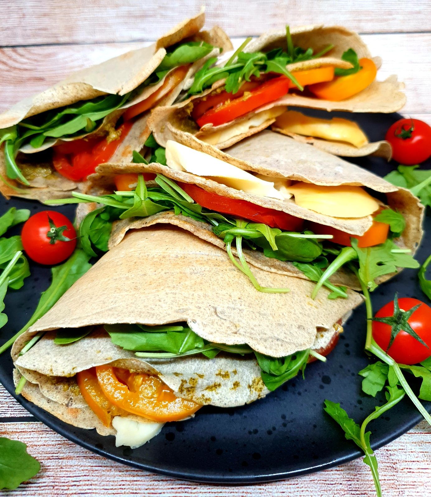 Galettes aux tomates, roquette et scamorza fumée