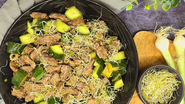 Salade marinée de bœuf et concombre