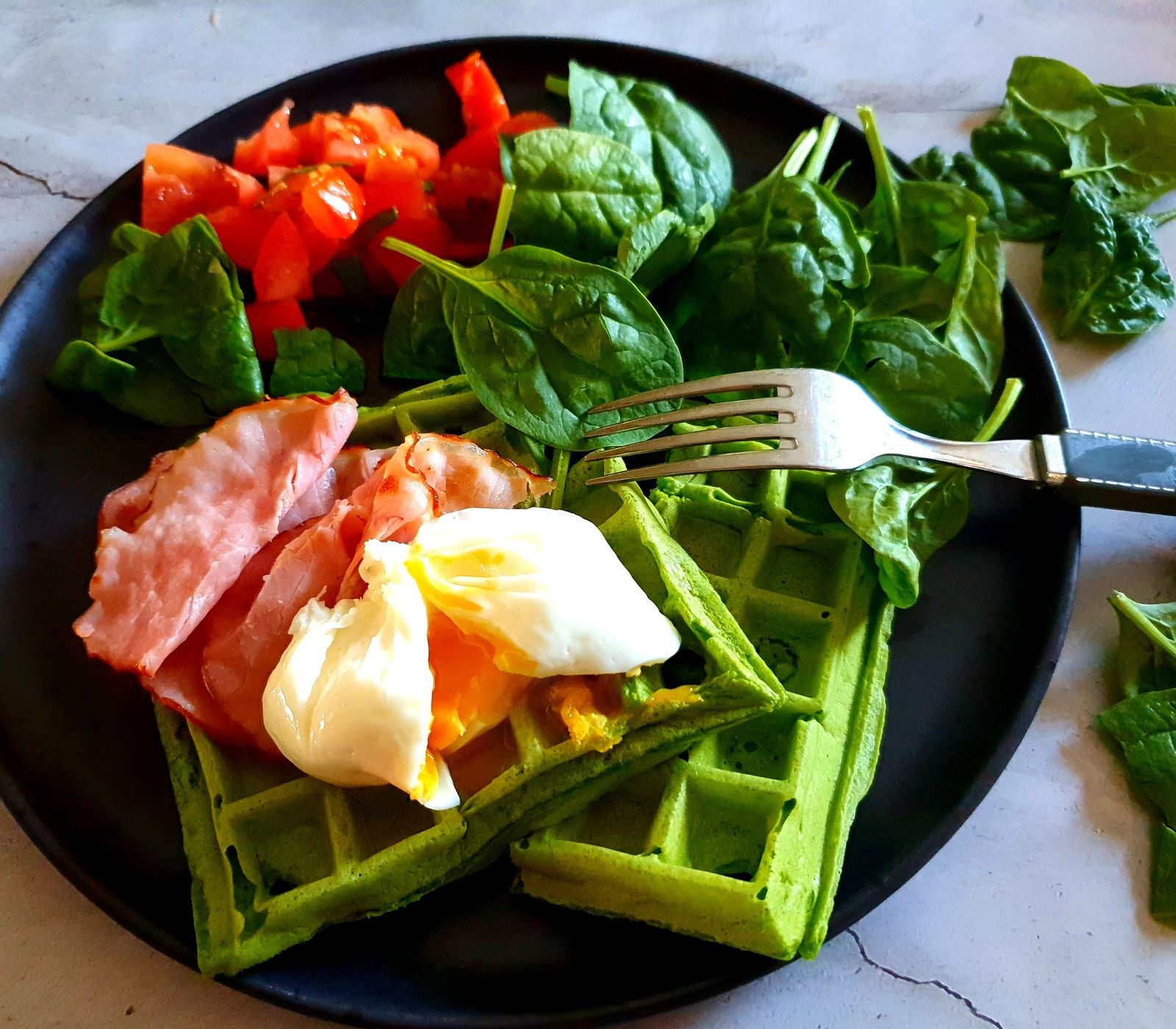 Gaufres d'épinards, œufs et bacon