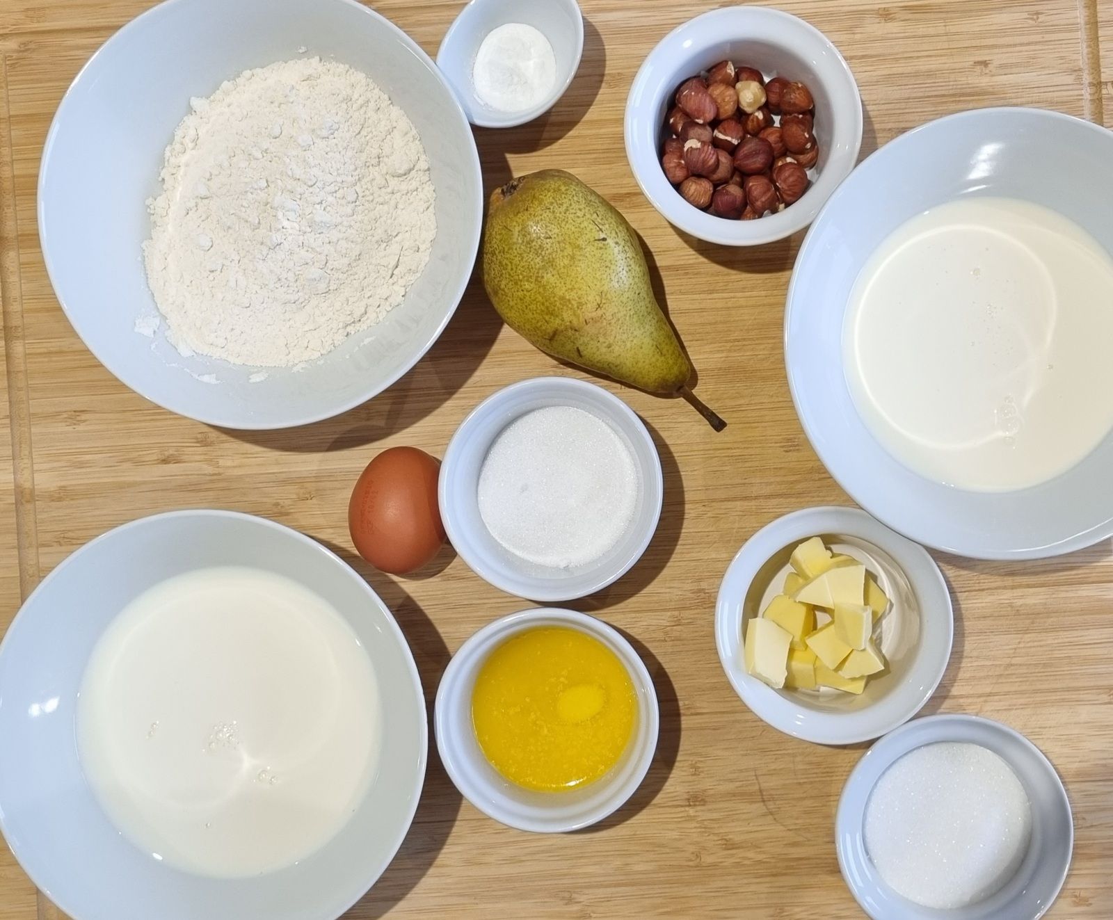 Mini-pancakes, poire, noisette et caramel beurre salé