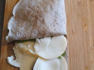 Galettes aux tomates, roquette et scamorza fumée