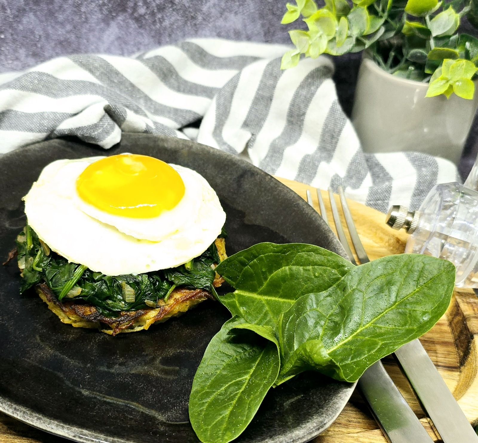 Pancakes de pommes de terre, épinards et œuf