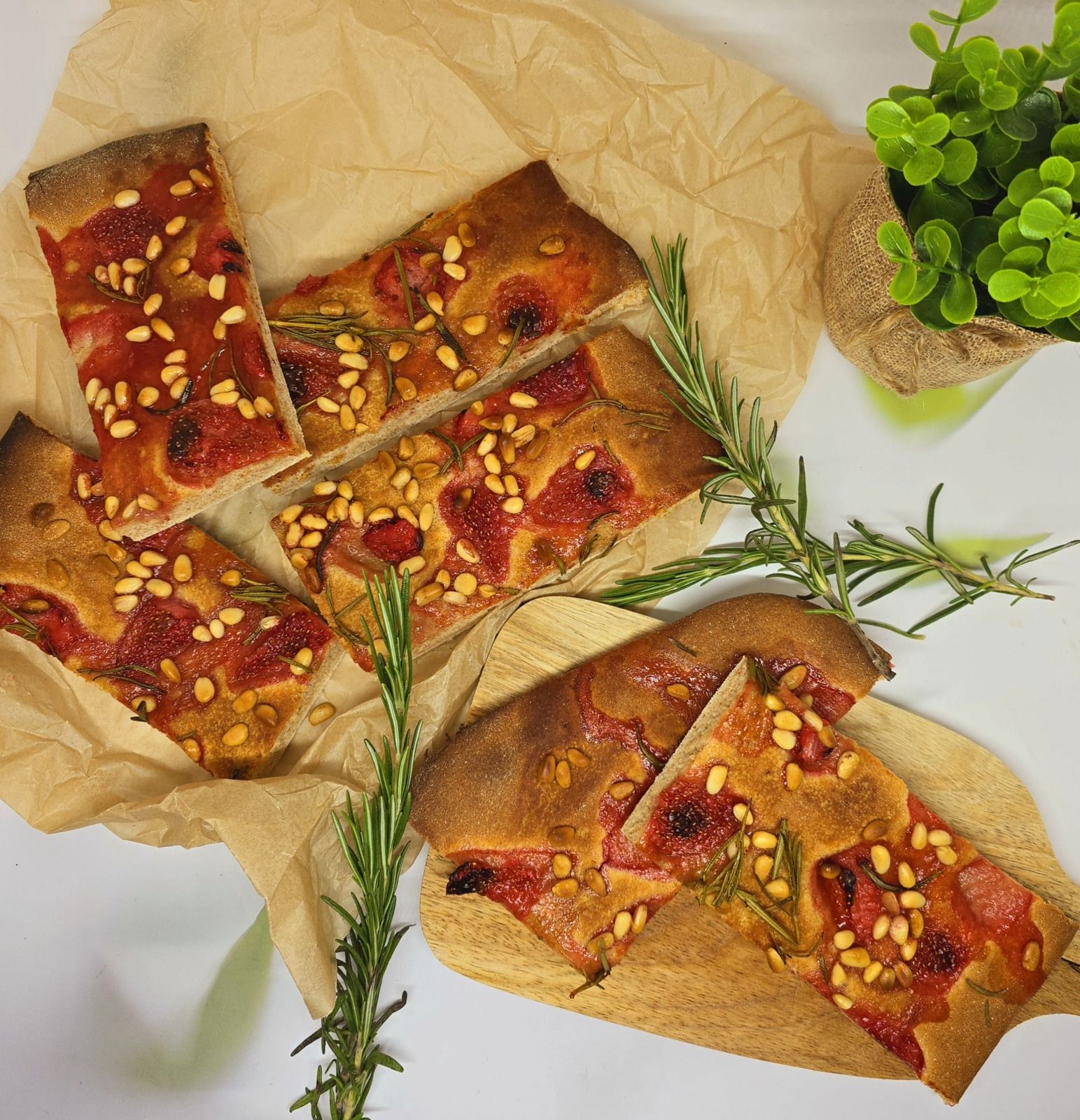Focaccia aux fraises et romarin