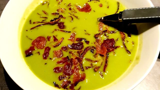 Velouté de petits pois, bacon et oignons frits