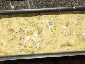 Cake chèvre, champignons et noisettes