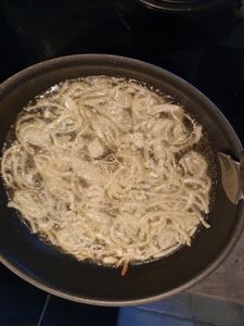 Velouté de petits pois, bacon et oignons frits