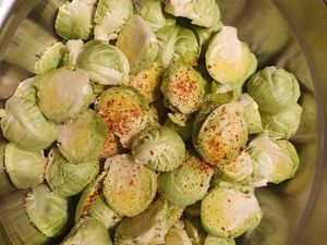 Choux de Bruxelles, cranberries et noix de pécan