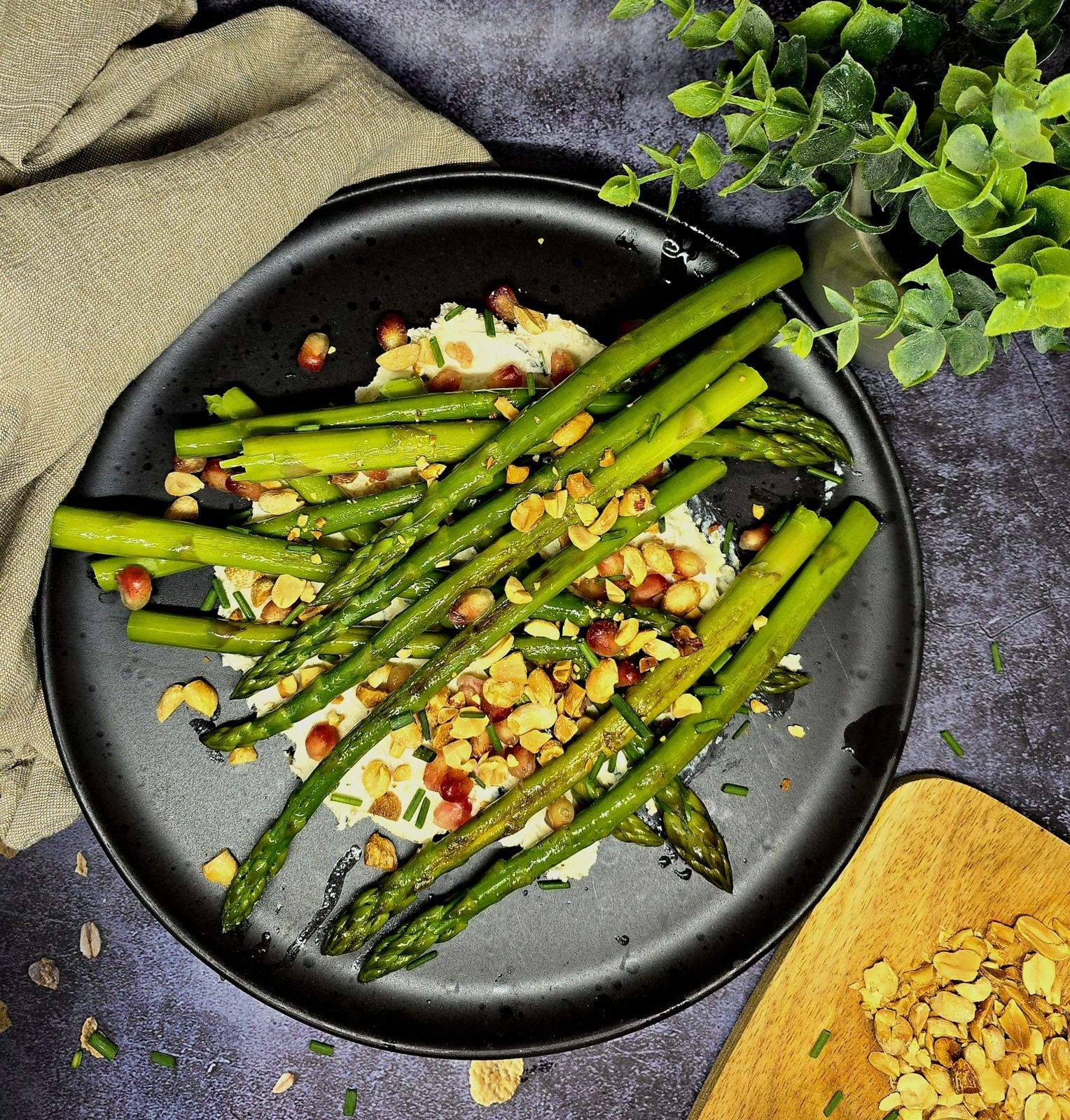 Asperges vertes au mascarpone, cacahuètes et grenade