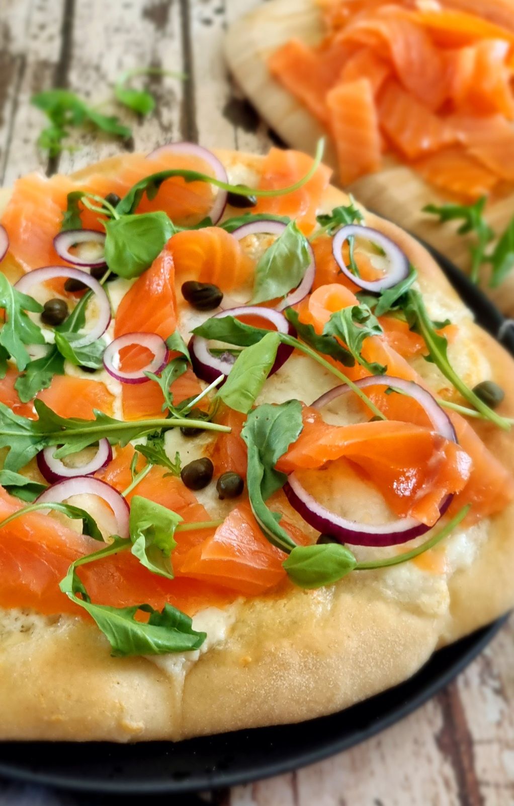 Pizza bianca saumon fumé et burrata 