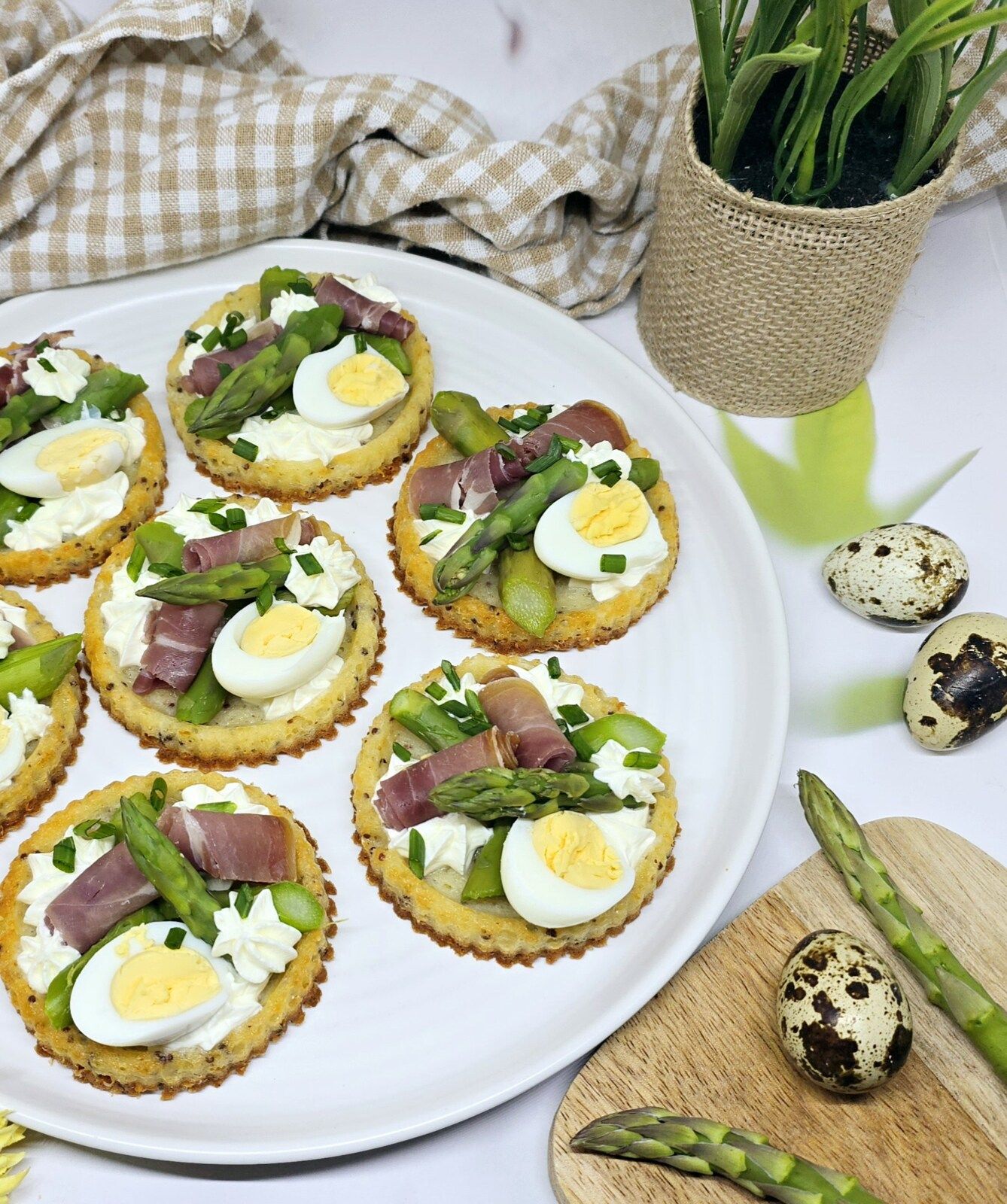 Tartelettes salées aux asperges, jambon cru et œuf