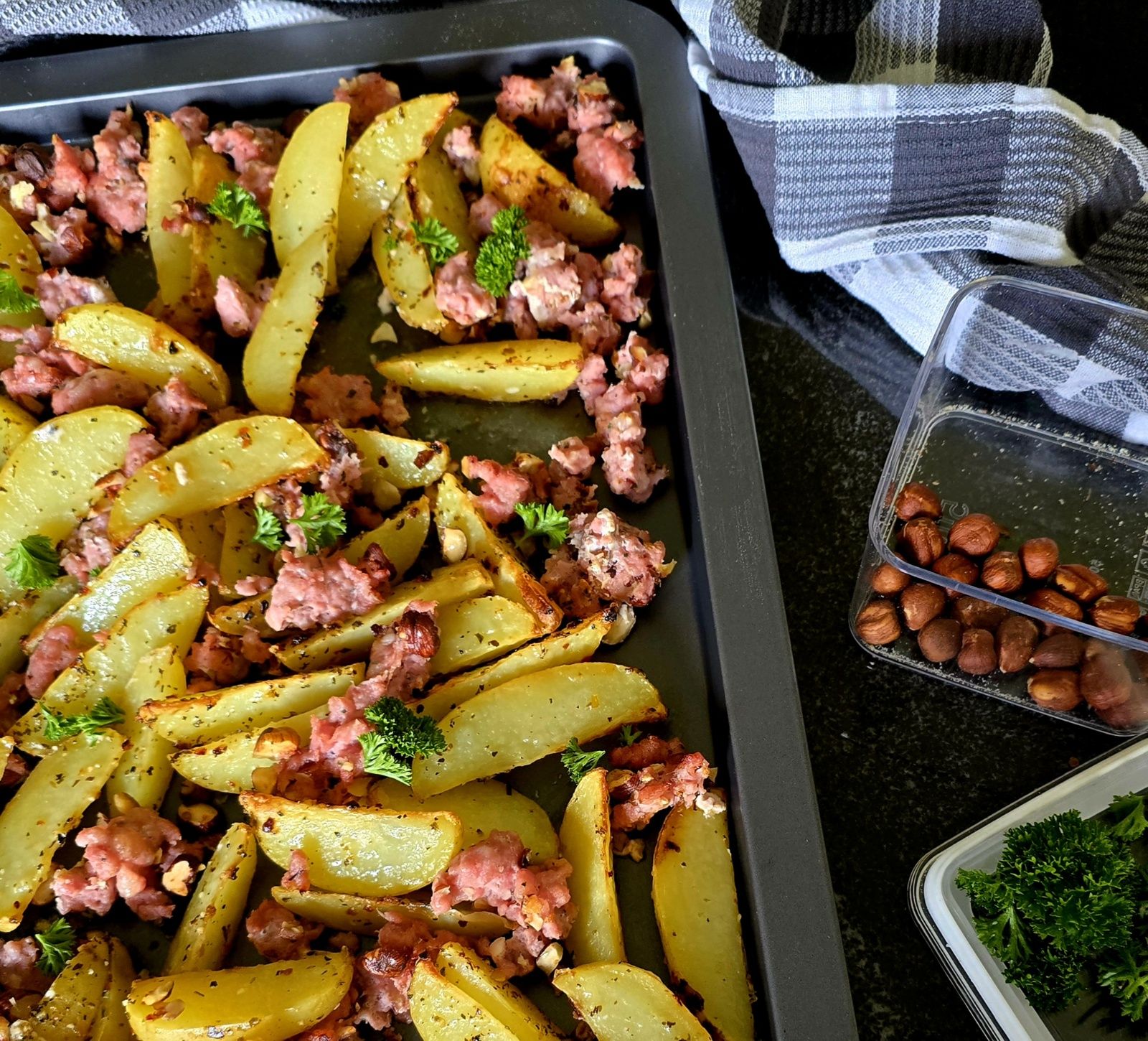 Frites au four et chair à saucisse grillée