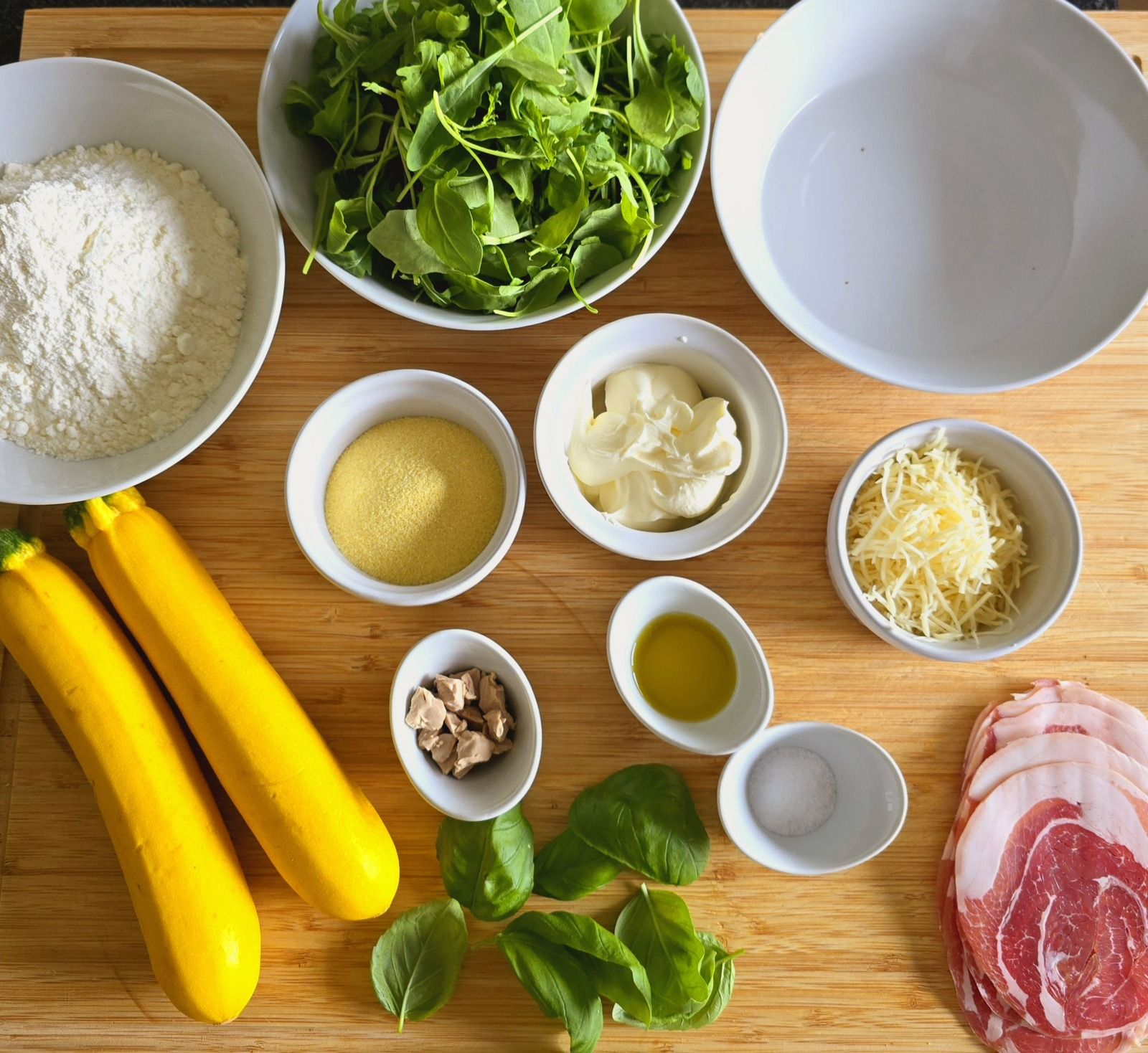 Pizza à la crème de roquette, courgette et pancetta