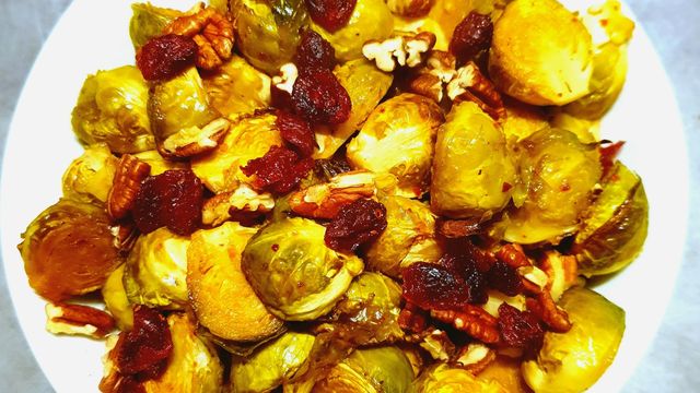 Choux de Bruxelles, cranberries et noix de pécan