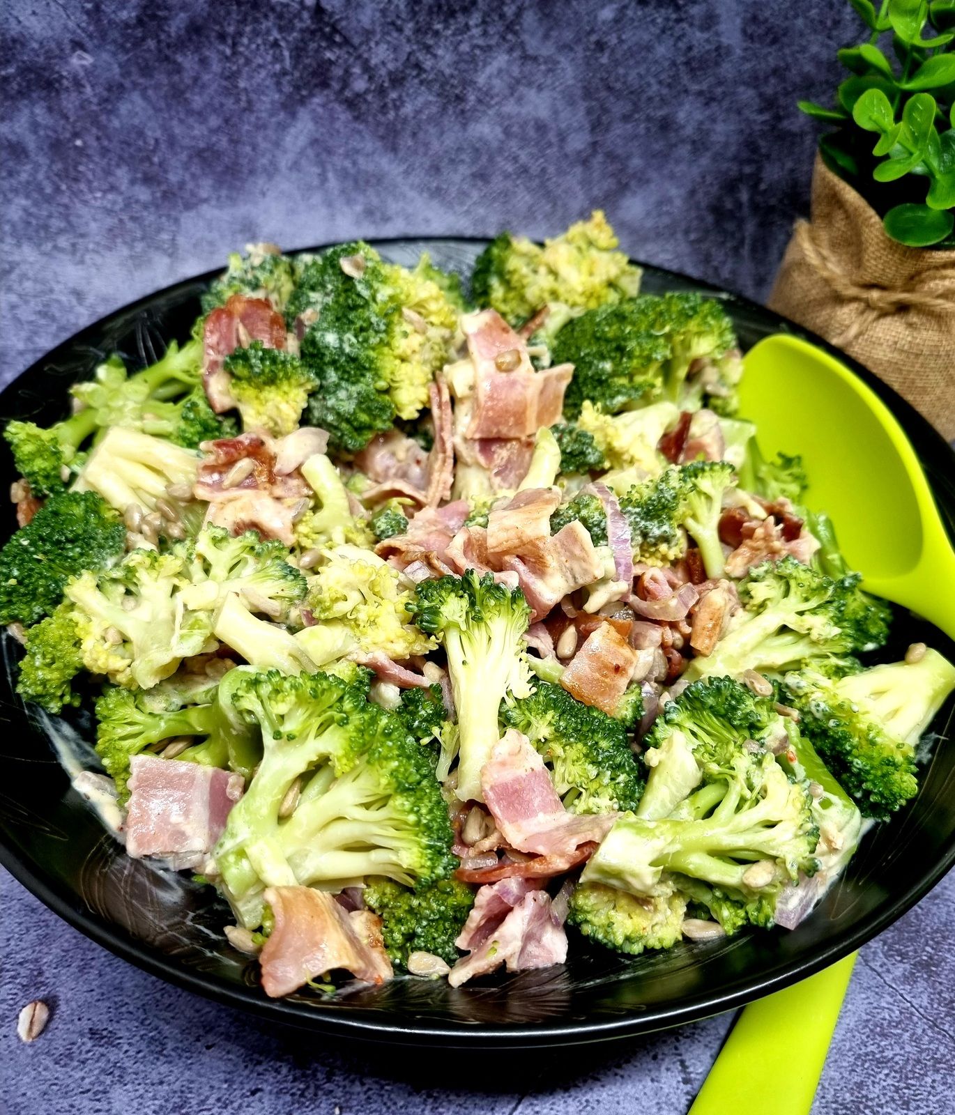 Salade de brocoli crémeuse à la poitrine fumée