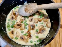 Crêpes fourrées aux petits pois et champignons