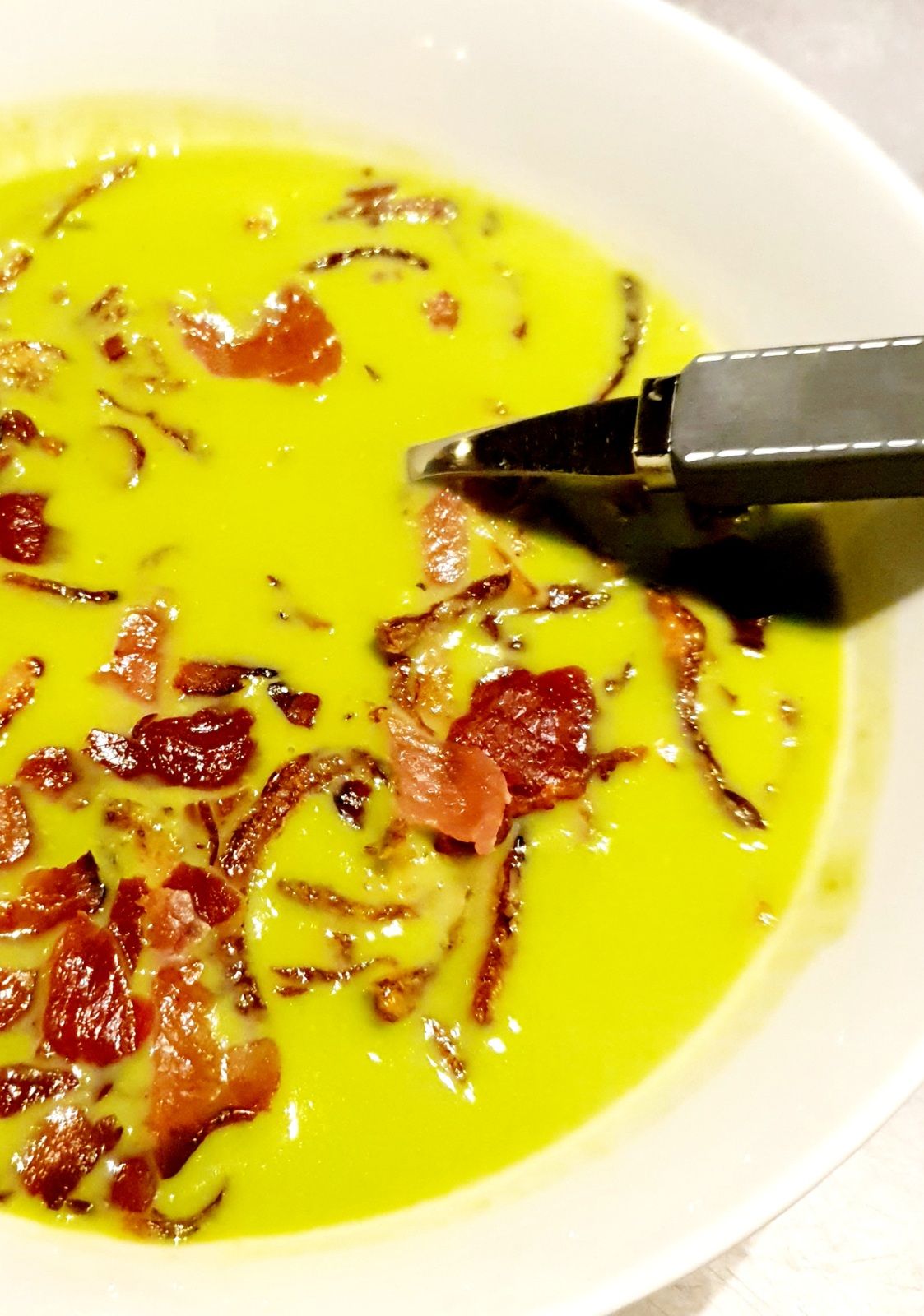 Velouté de petits pois, bacon et oignons frits