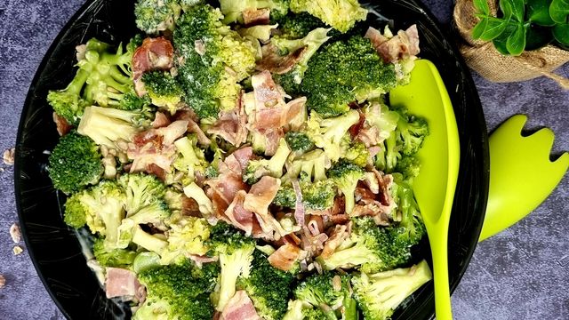 Salade de brocoli crémeuse à la poitrine fumée