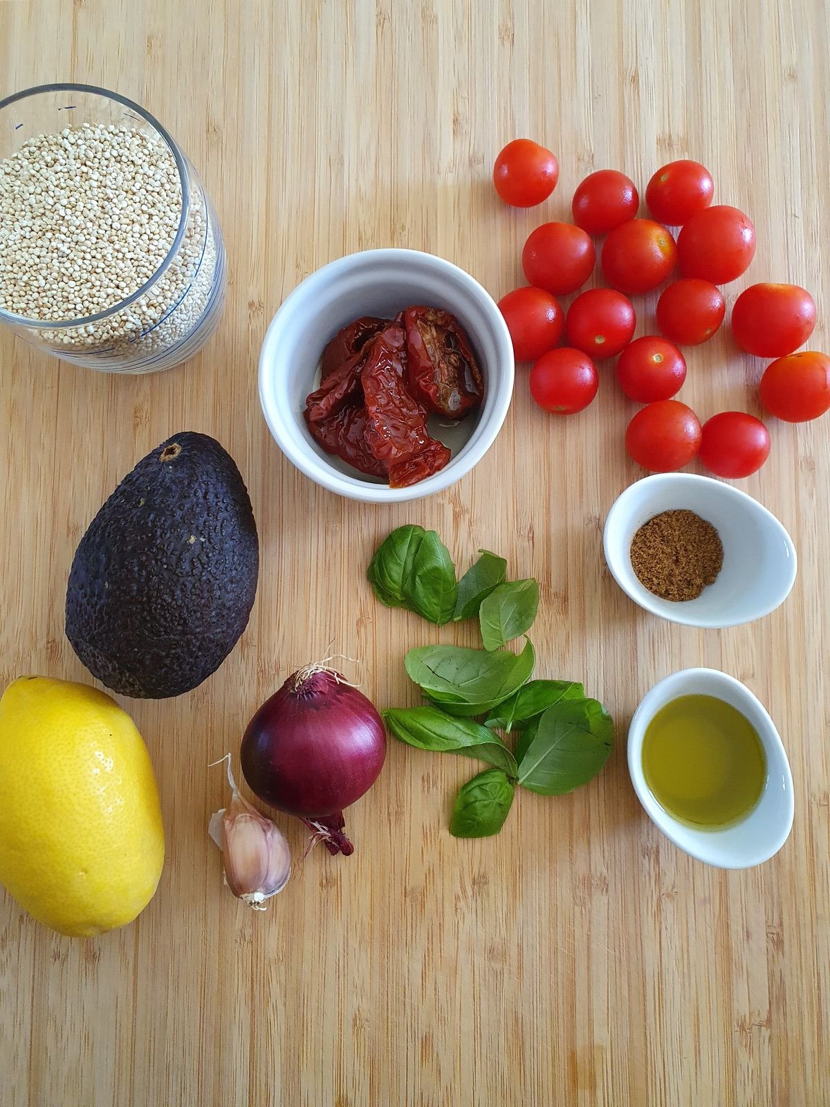 Quinoa aux deux tomates et avocat