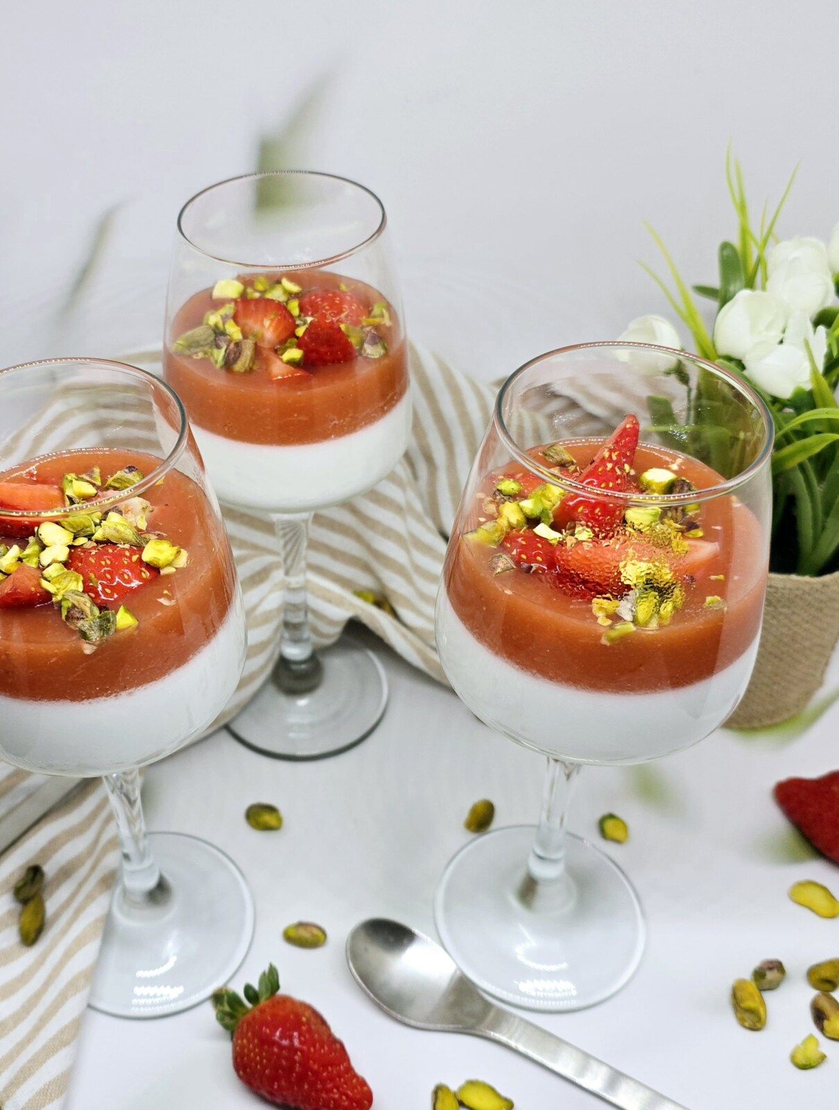 Pannacotta coco, fraise et rhubarbe