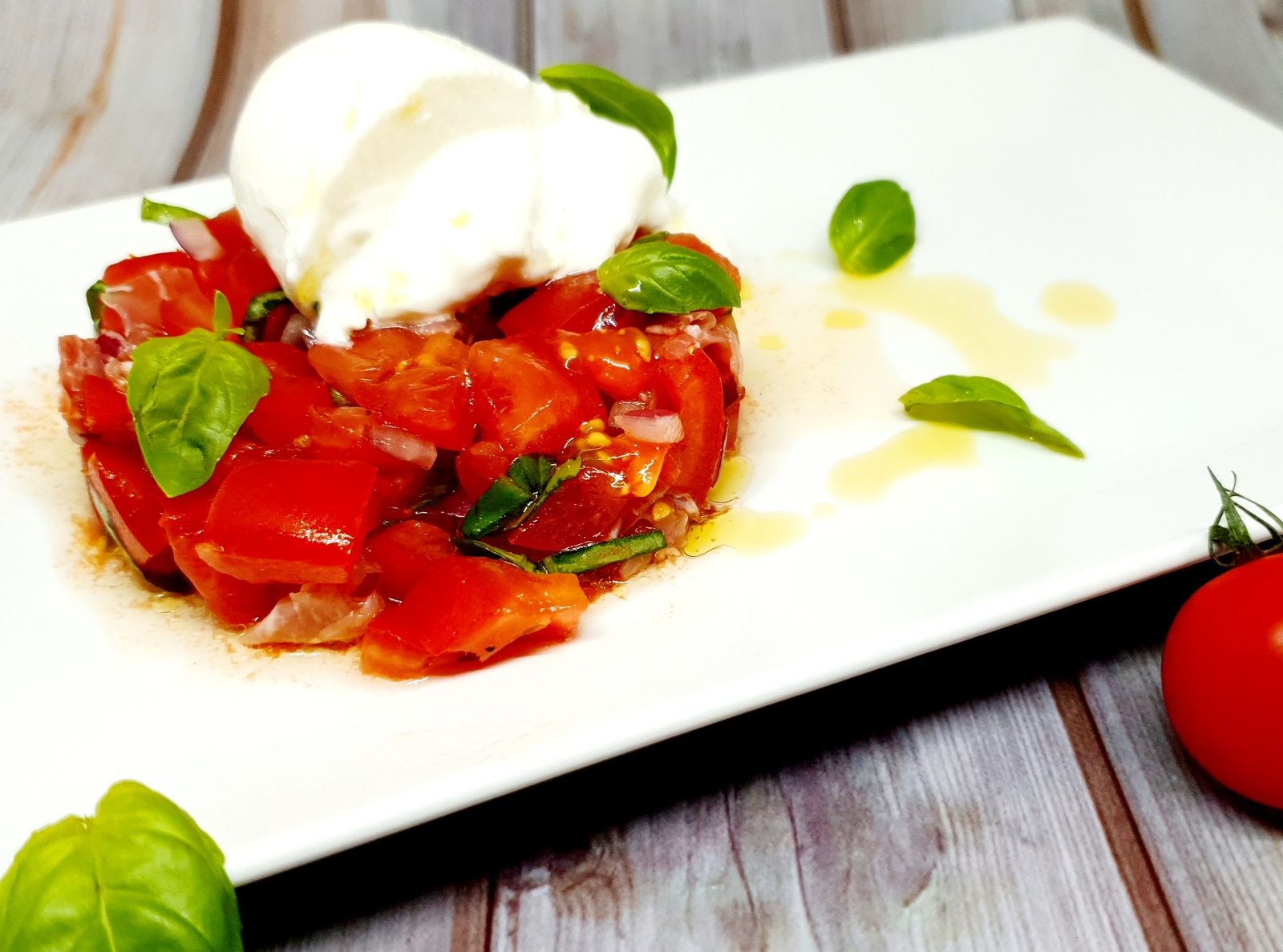 Tartare de tomates, jambon cru et burrata