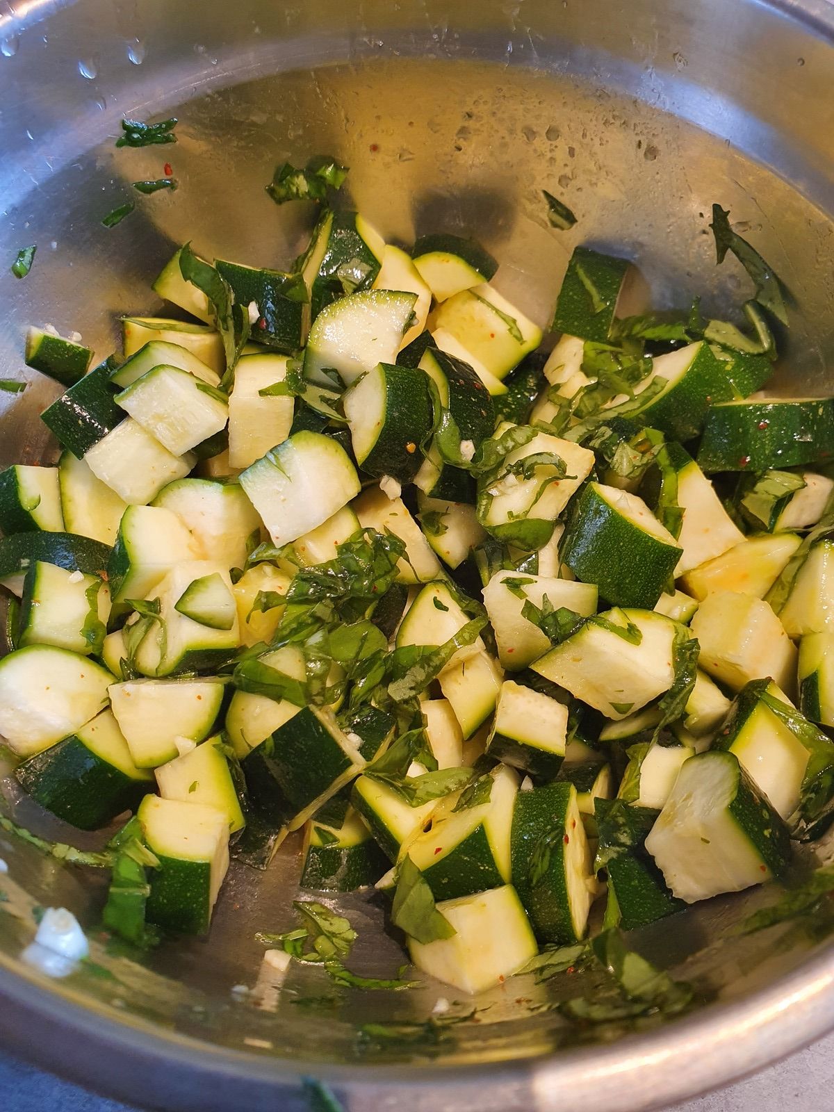 Courgettes marinées au basilic